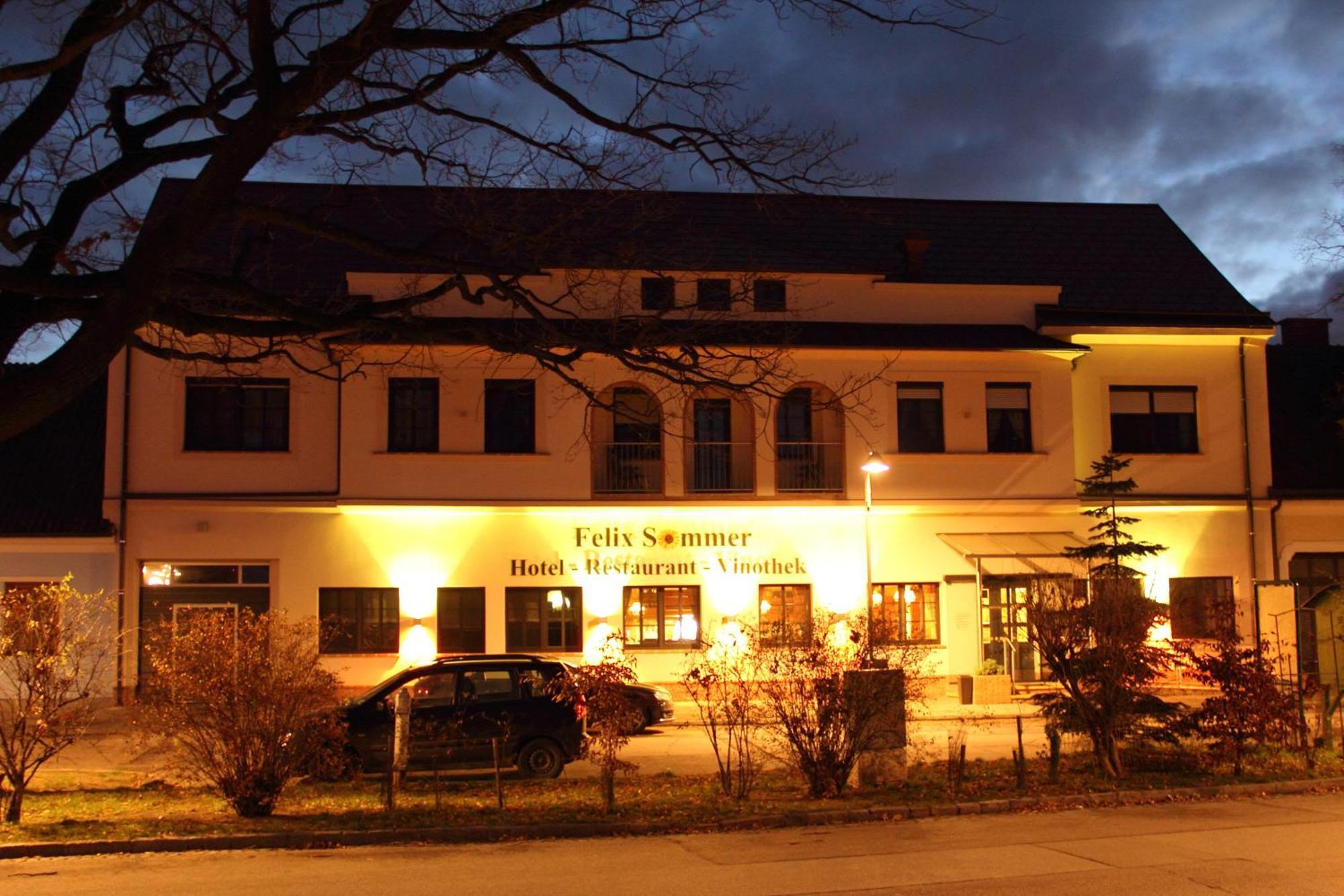 Hotel-Restaurant-Vinothek Felix Sommer Auersthal Exterior foto